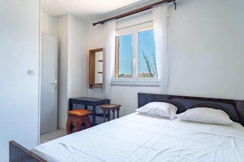 - une chambre avec un lit blanc et une fenêtre dans l'établissement Chez Isa, Villa à La Londe les Maures, à La Londe-les-Maures