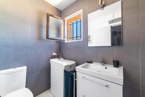 La salle de bains est pourvue de toilettes et d'un lavabo. dans l'établissement Chez Isa, Villa à La Londe les Maures, à La Londe-les-Maures