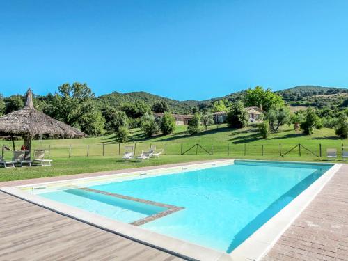 einen Pool in einer Villa mit Bergen im Hintergrund in der Unterkunft Holiday Home Ginestra by Interhome in Canneto