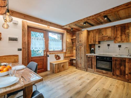 cocina con armarios de madera y suelo de madera en Apartment Storie di Montagna by Interhome, en Campestrin