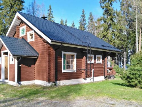 une cabane en rondins avec un toit solaire dans l'établissement Holiday Home Purnuranta b by Interhome, à Kolinkylä