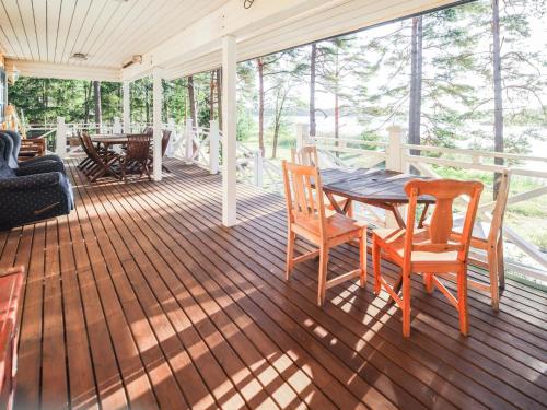 eine abgeschirmte Veranda mit einem Tisch und Stühlen in der Unterkunft Holiday Home Helga by Interhome in Hitis