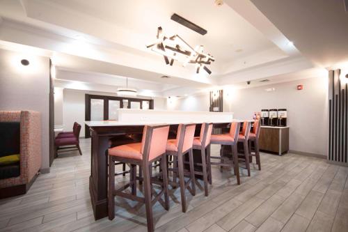 a dining room with a table and chairs at Hampton Inn Bryant in Bryant