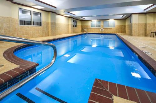 a swimming pool in a hotel with blue water at Hampton Inn Bryant in Bryant