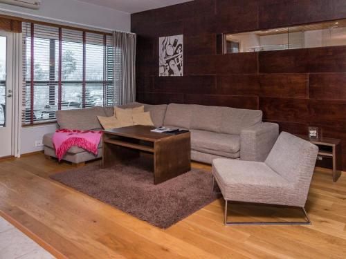 Holiday Home Tahko spa suites orange a9 by Interhome في تاكوفوري: غرفة معيشة مع أريكة وطاولة