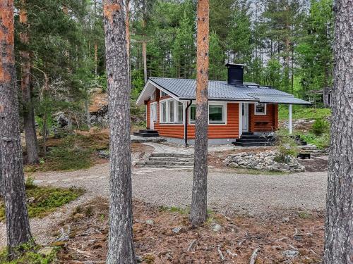 una pequeña cabaña en medio de un bosque en Holiday Home Lomasuvas by Interhome, en Kosula