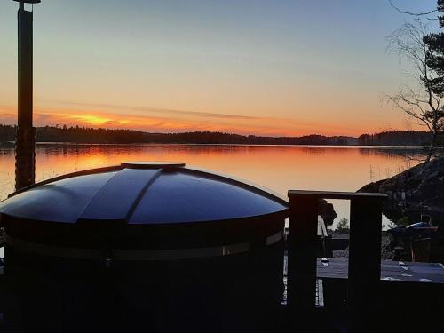 KosulaにあるHoliday Home Lomasuvas by Interhomeの夕日の湖畔に座る船