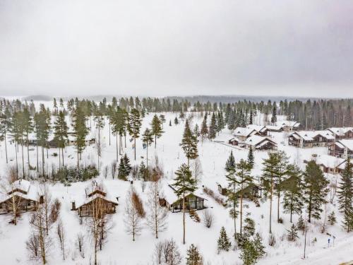 une vue aérienne sur un village dans la neige dans l'établissement Holiday Home Casa rocala by Interhome, à Tahkovuori