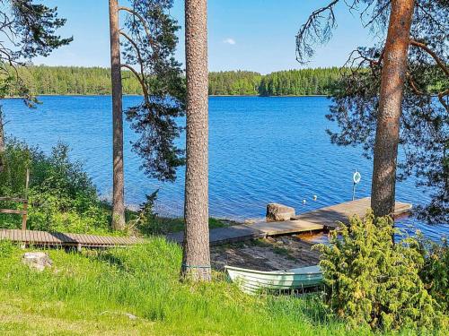 eine Anlegestelle auf einem See mit einem Boot darauf in der Unterkunft Holiday Home Petäjälahti by Interhome in Petäjävesi