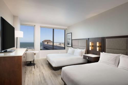 Postel nebo postele na pokoji v ubytování Hilton Galveston Island Resort
