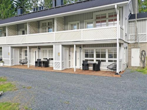 een groot wit gebouw met veel ramen bij Holiday Home Tahkontilhi b 6 by Interhome in Tahkovuori