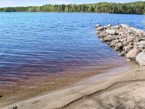 een grote hoeveelheid water met rotsen en bomen bij Holiday Home Lohi- lie14 by Interhome in Kylänlahti