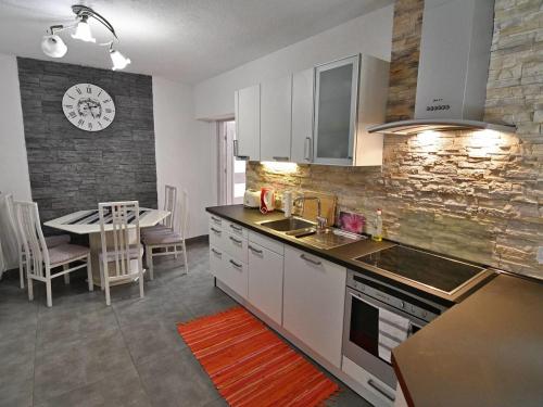 Kuchyň nebo kuchyňský kout v ubytování Apartment Apartments V-K-1 by Interhome