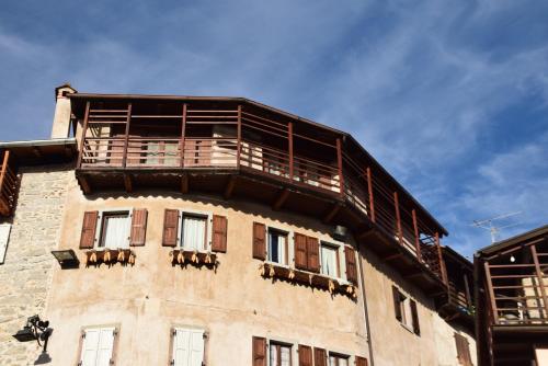 a building with a balcony on top of it at Appartamento La Fenice Rango in Balbido-rango