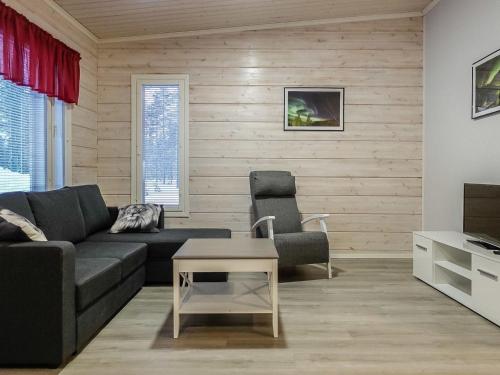 ein Wohnzimmer mit einer Couch und zwei Sesseln in der Unterkunft Holiday Home Levin revontulitaivas a by Interhome in Köngäs