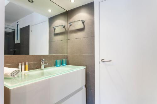 バルセロナにあるAB Paral·lel Apartmentsのバスルーム(洗面台、鏡付)
