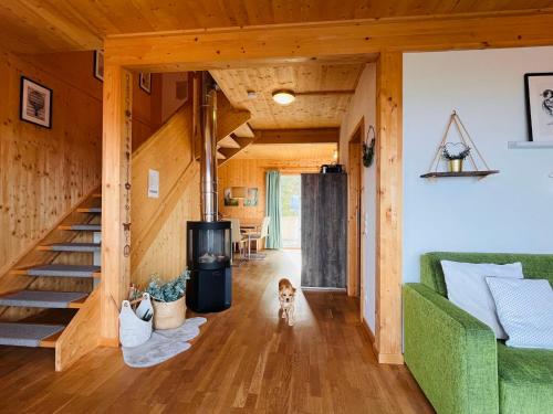 uma pequena casa com um cão numa sala de estar em Chalet Klippitz - Perle by Interhome em Klippitztorl