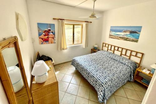 une chambre avec un lit et une fenêtre dans l'établissement Villino con vista mare e piscina, à Palau