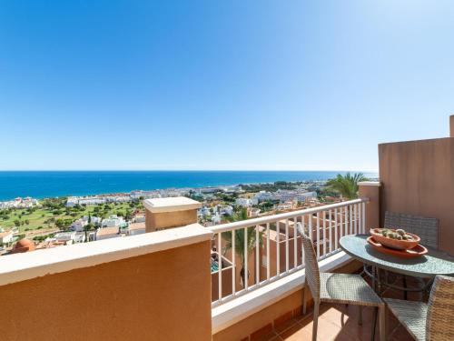 balcón con mesa, sillas y vistas al océano en Apartment Marina de la Torre by Interhome, en Mojácar