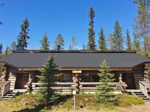 een blokhut met een zwart dak bij Holiday Home Joikupirtti b by Interhome in Pyhätunturi