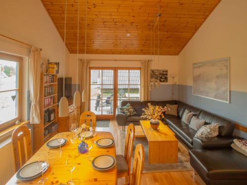 ein Wohnzimmer mit einem Tisch und einem Sofa in der Unterkunft Holiday Home Ferienhaus Bude 87 by Interhome in Bad Arolsen
