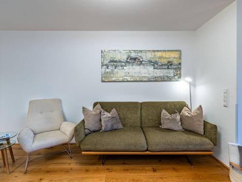 アンネンハイムにあるApartment Seeblick alpe maritima Ski & See-Top 12 by Interhomeのソファと椅子のあるリビングルーム