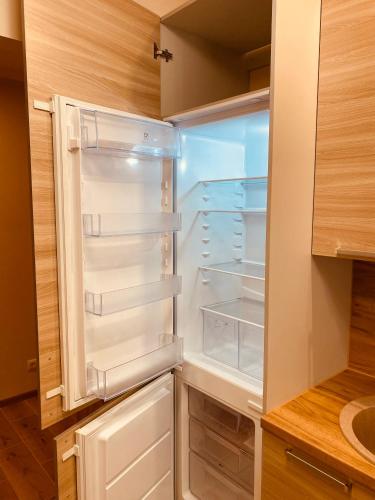 an empty refrigerator with its door open in a kitchen at Appartament Karja 26A/10 in Narva-Jõesuu