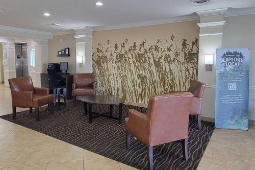 een wachtkamer in een ziekenhuis met stoelen en een tafel bij Sleep Inn & Suites Panama City Beach in Panama City Beach