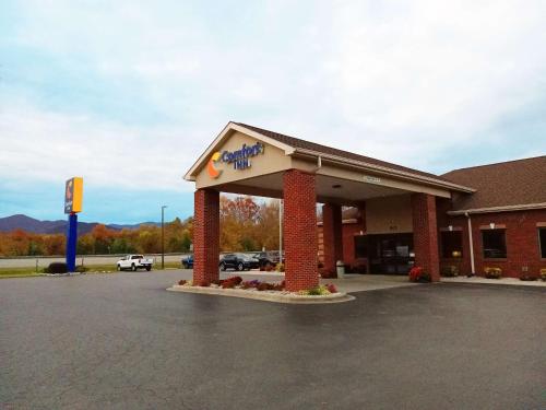 un distributore di benzina con un cartello in un parcheggio di Comfort Inn Marion near Downtown & Blue Ridge PKWY a Marion