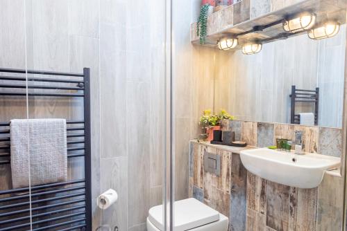 ein Bad mit einem Waschbecken und einem WC in der Unterkunft Cosy House Free Driveway Parking Good Location in New Bilton