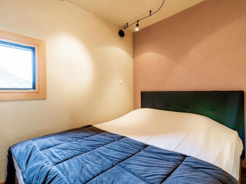 une chambre avec un lit et une fenêtre dans l'établissement Apartment Home Club - Lavachet-10 by Interhome, à Tignes