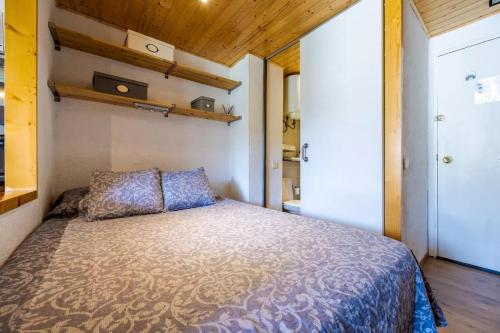 1 dormitorio con 1 cama en una habitación pequeña en Enmolinate, en La Molina