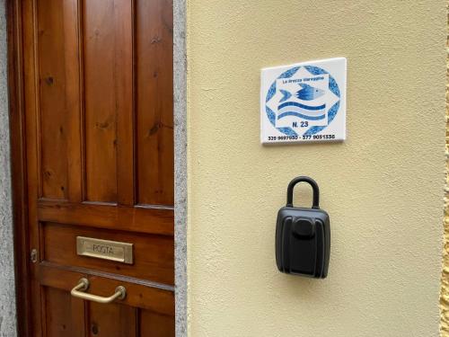 d'une porte munie d'une serrure et d'un panneau. dans l'établissement La brezza viareggina a 500 mt dal mare, dal carnevale e dagli stabilimenti balneari, à Viareggio