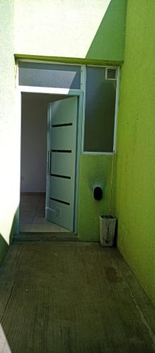 um quarto vazio com uma parede verde e uma porta em Alquiler x día Bolívar em San Carlos de Bolívar