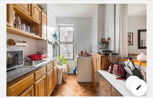 eine Küche mit einer Spüle und einem Kühlschrank in der Unterkunft Deluxe Manhattan room in New York
