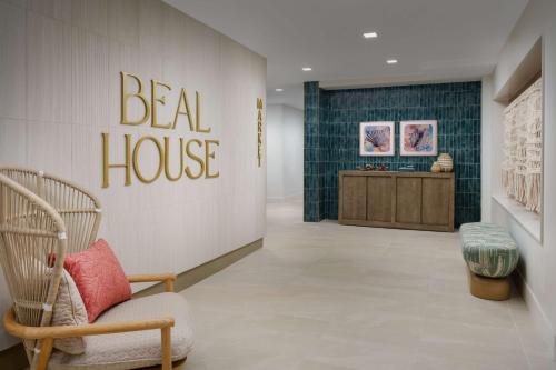 Χώρος καθιστικού στο Beal House Fort Walton Beach, Tapestry Collection By Hilton