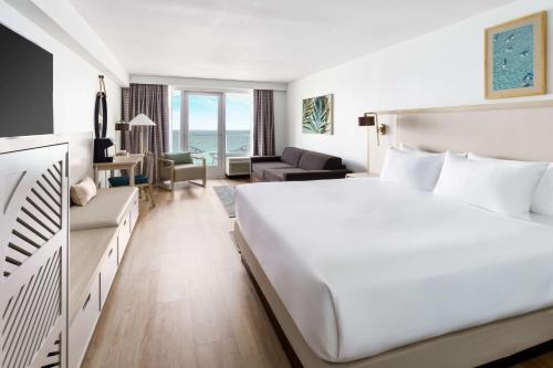 Ένα ή περισσότερα κρεβάτια σε δωμάτιο στο Beal House Fort Walton Beach, Tapestry Collection By Hilton