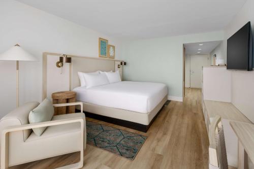 Ένα ή περισσότερα κρεβάτια σε δωμάτιο στο Beal House Fort Walton Beach, Tapestry Collection By Hilton