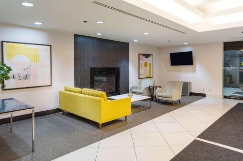 Gallery image of Elimwood Hotel, A Ramada by Wyndham in Maryland Heights