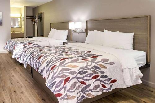 duas camas num quarto de hotel com uma cama grande em Baymont by Wyndham Socorro em Socorro