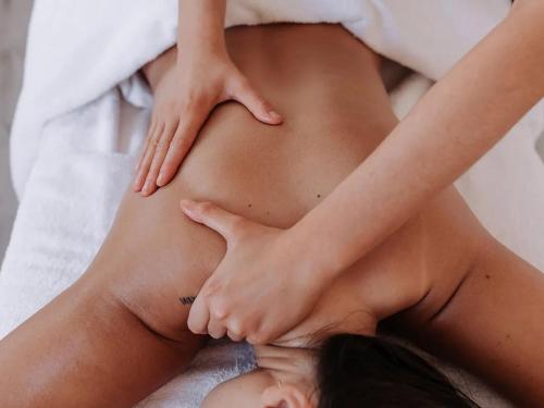 康提的住宿－KANDY WELLNESS & THAI SPA，躺在毛巾上接受性关节炎性关节炎的女人