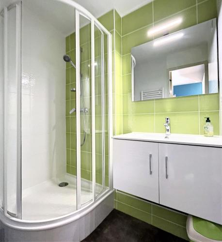 une salle de bain avec douche et lavabo dans l'établissement travelski home classic - Résidence Soyouz, au Corbier