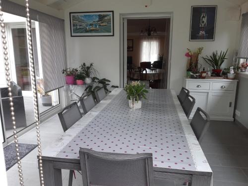 d'une table à manger avec un chiffon de polka. dans l'établissement Les Aulnays, à Arnage