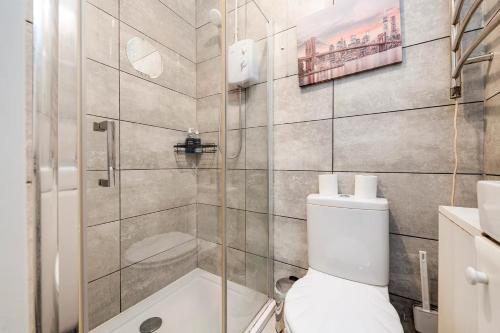 een badkamer met een toilet en een glazen douche bij Southampton City Centre 1 Bed Apartment in Southampton