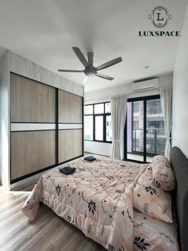 - une chambre avec un lit et un ventilateur de plafond dans l'établissement Kuching Near Batu Kawa Cozy Apartment P Residence, à Kuching