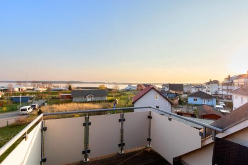 une vue d'une ville depuis un balcon dans l'établissement Peenemünde, Seglerhafen SB Brig 09,15, à Peenemünde