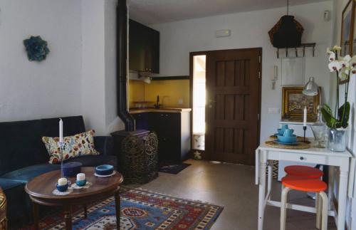 a living room with a couch and a table and a kitchen at Los Diezmos in Torremocha de Jarama