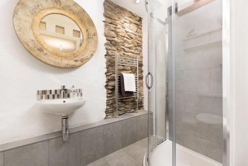 ein Badezimmer mit Waschbecken und Spiegel in der Unterkunft Dolly's Barn at Higher Mullacott in Ilfracombe