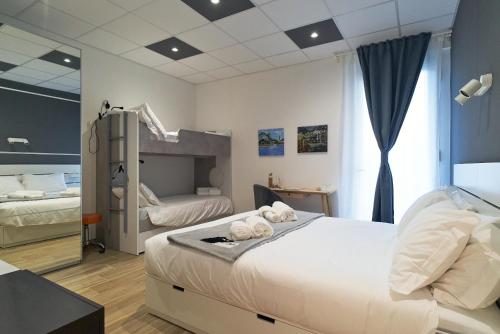 1 Schlafzimmer mit 2 Betten und 1 Etagenbett in der Unterkunft B&Bike Como Lake in Castelmarte