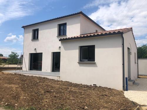 une maison est en construction avec un champ de terre dans l'établissement Studio Rousson, à Rousson